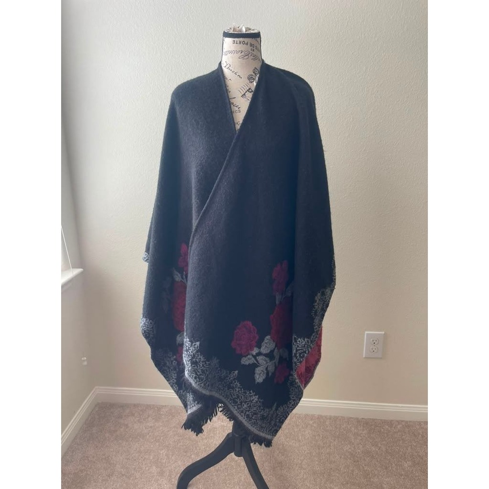 Soft Surroundings Black Floral Rose Knit Poncho Wrap Shawl Fringe One Size 1BG79